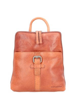 Sac à dos en cuir marron avec texture lisse, forme rectangulaire, poignée supérieure et détail de boucle à l'avant. Marquage minimal en bas à droite.