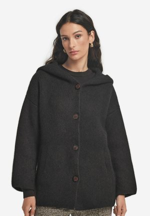 Cardigan con cappuccio di un grigio scuro, realizzato in tessuto a maglia testurizzata, con chiusura anteriore con bottoni, tasche laterali e maniche larghe.