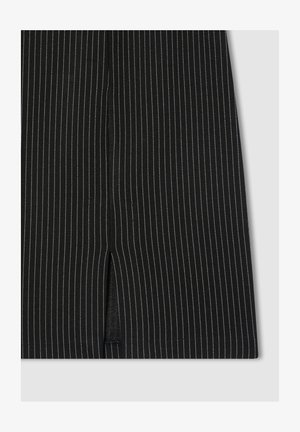 Tessuto nero con strisce verticali bianche e cucitura centrale con una piccola fessura sul bordo inferiore su uno sfondo grigio chiaro.