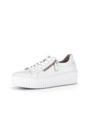 Baskets blanches avec une semelle plateforme texturée, dotées d'un laçage et d'une fermeture éclair sur le côté. Matériau lisse avec des accents minimalistes.