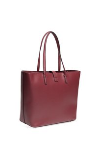 Borsa tote in pelle bordeaux con due manici lunghi, texture liscia, forma rettangolare strutturata, e design minimalista senza hardware visibile.