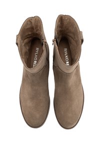 Botas de tobillo de ante marrón con una textura suave, que presentan un cierre lateral con cremallera y un diseño de punta redonda. Marca sutil en la plantilla.