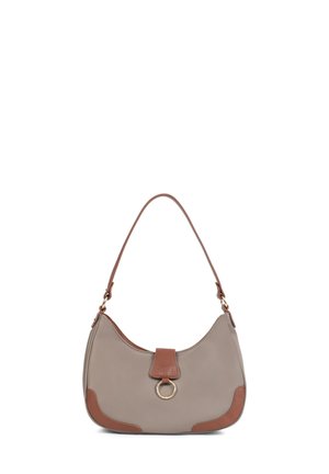 Petit sac à main taupe avec une bandoulière et des finitions en cuir marron, avec un rabat avant comprenant un anneau circulaire doré.