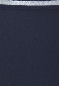 Tessuto blu navy con una texture liscia, caratterizzato da un delicato bordo a rete nella parte superiore e un dettaglio di cucitura a zigzag lungo il bordo.