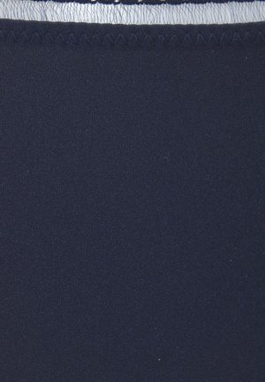 Marineblauwe stof met een gladde textuur, voorzien van een delicate gaasrand aan de bovenkant en een zigzagstiksel langs de rand.