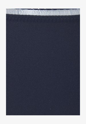 Tessuto blu navy con una texture liscia, caratterizzato da un delicato bordo a rete nella parte superiore e un dettaglio di cucitura a zigzag lungo il bordo.