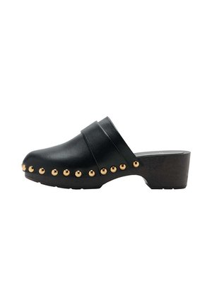 Zueco de cuero negro con tacón bajo de madera y remaches redondos dorados a lo largo del borde de la suela, con una correa ancha en la parte superior.