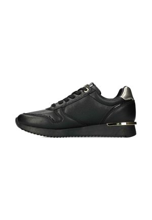 Scarpe da atletica nere in pelle sintetica con una superficie texturizzata. Presentano un design elegante, punta arrotondata e un accento metallico sul tallone.
