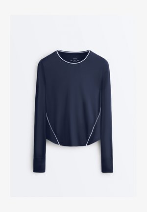 Marineblaues, langärmeliges Sportoberteil mit weißen Paspeln entlang des Ausschnitts und der Seiten, für eine schlanke Passform entworfen.