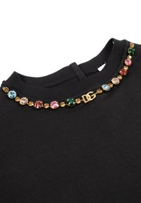 Top nero a maniche corte con collare decorativo impreziosito da pietre multicolori e un logo in tono dorato. Tessuto morbido con una leggera texture.