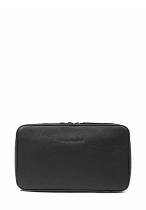 Borsa da toilette rettangolare in pelle nera con nome del marchio impresso sulla parte anteriore liscia e chiusura con cerniera superiore.
