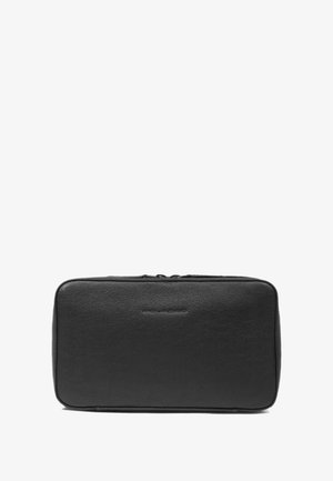 Schwarze rechteckige Kulturtasche aus Leder mit eingeprägtem Markennamen auf glatter Vorderseite und Reißverschlussverschluss oben.