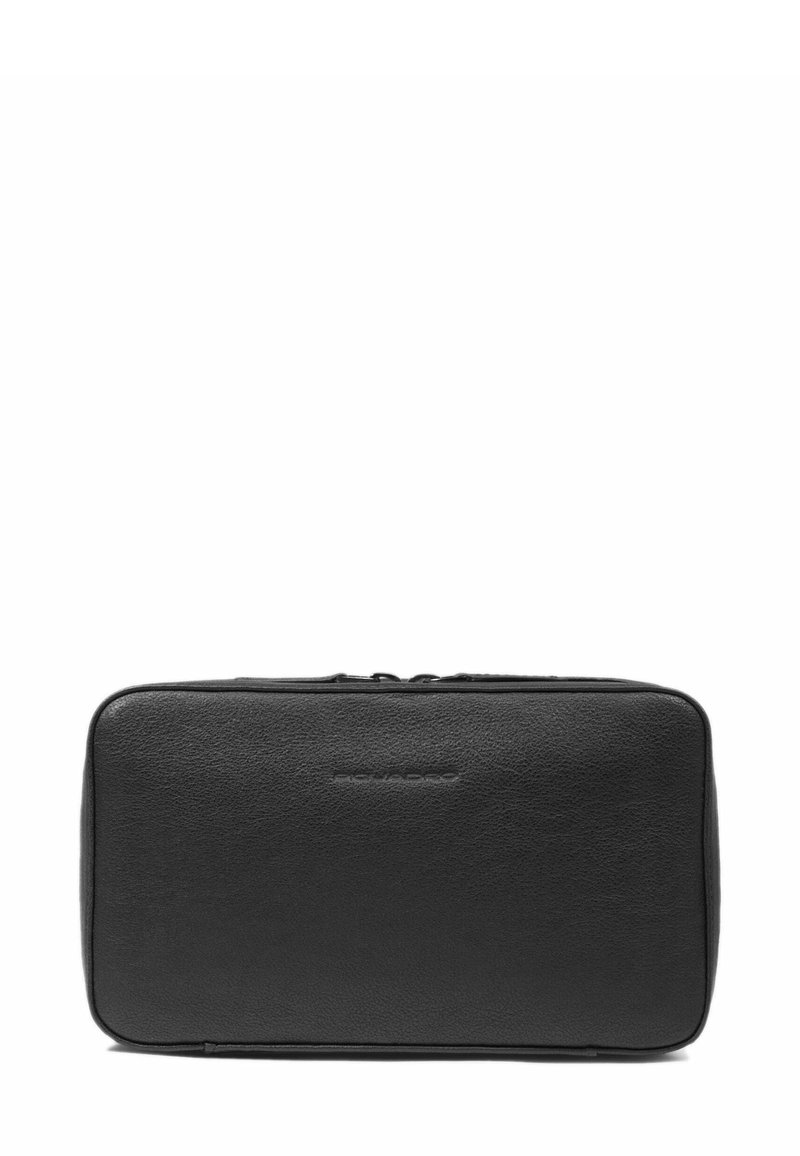 Borsa da toilette rettangolare in pelle nera con nome del marchio impresso sulla parte anteriore liscia e chiusura con cerniera superiore.