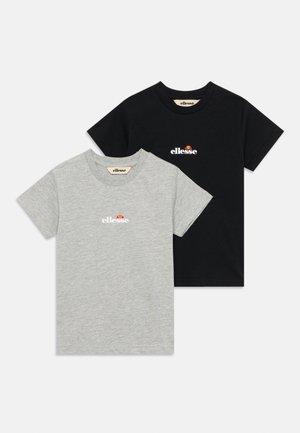 Dos camisetas de manga corta, una gris y una negra, de tela de algodón, con escote redondeado, que presentan el logo de "ellesse" en colores contrastantes.
