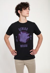Černé tričko s fialovou grafikou Gengara, Pokémona. Design obsahuje text s informacemi o typu, výšce a hmotnosti. Krátké rukávy.