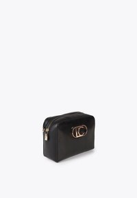 Beauty case nera con finitura texturizzata e dettaglio logo in tonalità oro, con chiusura a zip. Posizionata su uno sfondo semplice.