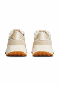 Scarpe atletiche beige con tomaia in suede testurizzato e mesh, soletta bianca e suola in gomma arancione con motivi esagonali.