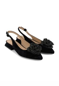 Chaussures slingback en daim noir avec un embout pointu, ornées d'un détail de rose noire en perles, dotées d'un petit talon carré.