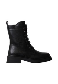 Bottine noire en cuir avec motif texturé, lacets à l’avant, languette à l’arrière et talon bas et épais.