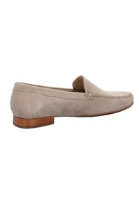 Beige suède loafers met een gestikte neus en een lage houten hak. Gladde textuur en klassiek ontwerp, geschikt voor verschillende outfits.