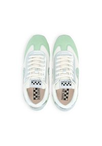 Sneaker verde menta e bianche con texture e accenti argento; presenta un design con lacci e un logo a scacchi nella soletta.
