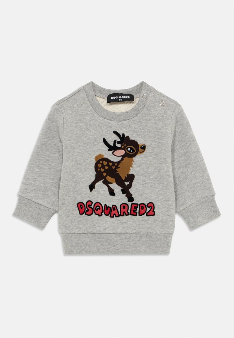 Sweatshirt gris avec un graphique de cerf en dessin animé, touches de brun et bois noir. Texte "DSQUARED2" en rouge en bas. Bouton-pression à l'épaule.
