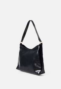 Sac d'épaule en cuir noir à texture lisse, doté d'un dessus courbé, d'une bandoulière réglable et d'accents en métal doré.