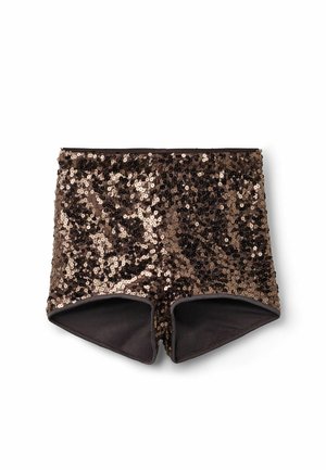 Hnědé šortky s flitry mají přiléhavý střih, hladkou texturu a vícevrstvý lem, zvýrazněný lehkou tkaninou.