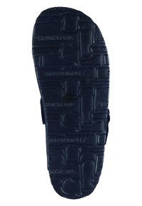 Suola di sandalo in gomma nera con design a motivo per una migliore presa, con il nome del marchio "Brinkmann" impresso sulla superficie. La texture è leggermente ruvida.