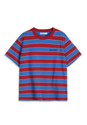 Maglietta a maniche corte con strisce orizzontali rosse e blu e piccolo testo logo blu scuro sul petto.