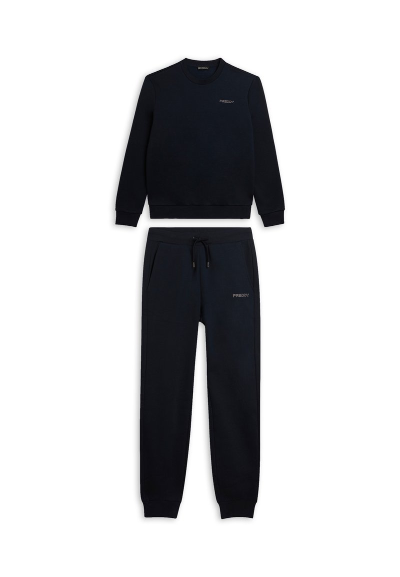 Conjunto de sudadera y pantalón jogger azul marino hecho de tela suave. Cuenta con puños acanalados, cintura con cordón ajustable y sutiles detalles de logotipo.