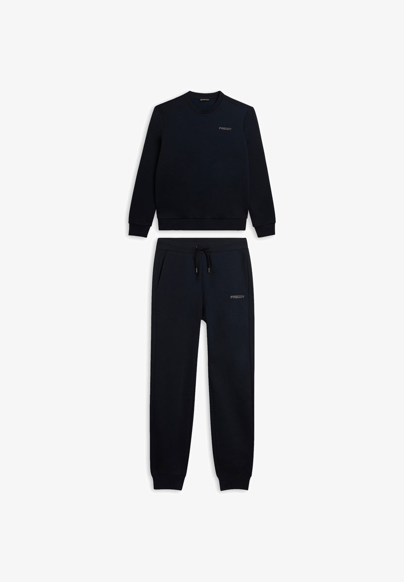 Conjunto de sudadera y pantalón jogger azul marino hecho de tela suave. Cuenta con puños acanalados, cintura con cordón ajustable y sutiles detalles de logotipo.