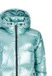 Vadderad jacka i glänsande ljusblått material, med hög krage, justerbar dragsko för huva och central dragkedja.