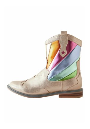 Bottines de cowboy métalliques dorées avec des panneaux diagonaux colorés en orange, rose, bleu, vert et violet ; détails brodés sur le devant.