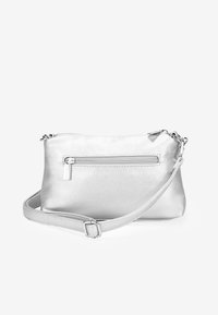 Bolsa cruzada de cuero plateado con un acabado texturizado, que cuenta con un bolsillo frontal con cremallera y una correa ajustable. Forma rectangular compacta.