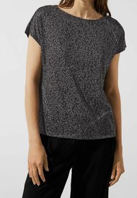 Tmavě šedý top s krátkým rukávem s leopardím vzorem. Měkká, lehká tkanina s volným střihem a kulatým výstřihem.
