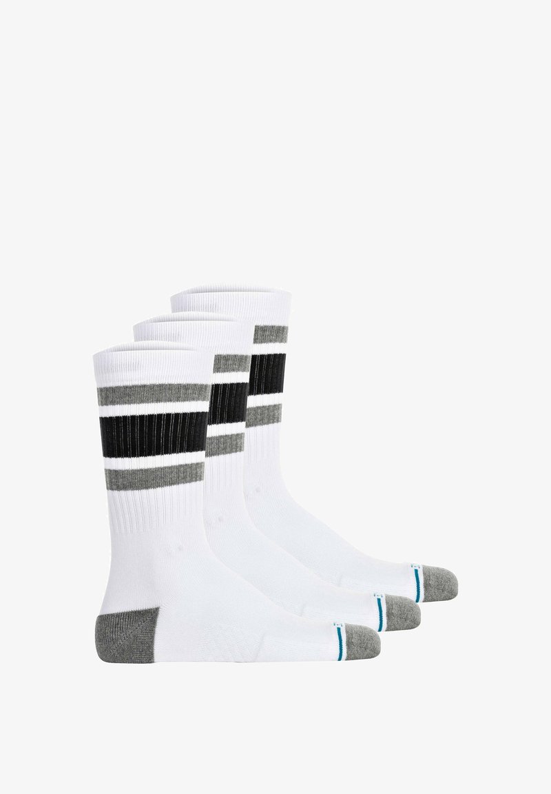 Drei Paar weiße Socken mit schwarz-weißen Streifen. Mit grauen Akzenten an Zehe und Ferse, aus weichem, elastischem Stoff gefertigt.