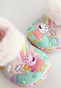 Bunte Gummischuhe mit Peppa Wutz und ihren Freunden, mit einem strukturierten, pinken Kunstpelzrand. Lebhafte Muster und erhabene Details schmücken die Oberfläche.