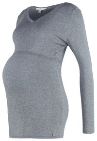 Graues, langärmeliges Umstandsshirt mit V-Ausschnitt, das einen figurbetonten Schnitt hat und den Babybauch betont. Mit dekorativem Knopfdetail am Saum.
