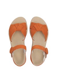 Sandali arancioni in suede con un design superiore annodato e cinturino regolabile. Suole piatte con un interno beige e dettaglio di hardware rotondo.