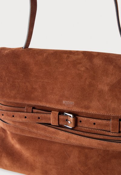 Sac à main Moschino Milano en daim marron avec une ceinture à l'avant et un détail de boucle argentée, avec une bandoulière unique.