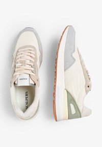 Sneakers en béis y gris claro con tela texturizada y detalles de ante, suelas de goma y cierre de cordones, mostrados desde vistas superior y lateral.