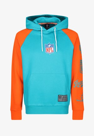Sweat-shirt à capuche avec un corps turquoise et des manches orange. Logo NFL sur la poitrine, poche avant, et détails imprimés sur les manches. Tissu doux.