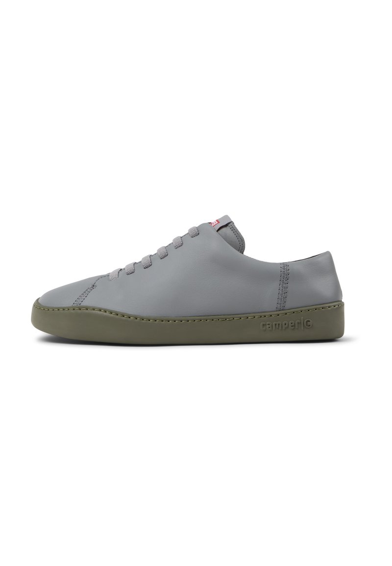 Sneaker in pelle grigia con punta tonda, design minimalista, chiusura con lacci in maglia e suola in gomma oliva. Logo del marchio impresso sul tallone.