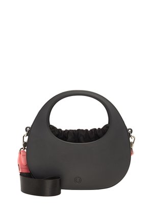 Borsa in pelle nera con una forma arrotondata, interno nero elasticizzato e tracolla nera removibile. Presenta un piccolo accento rosa sul lato.