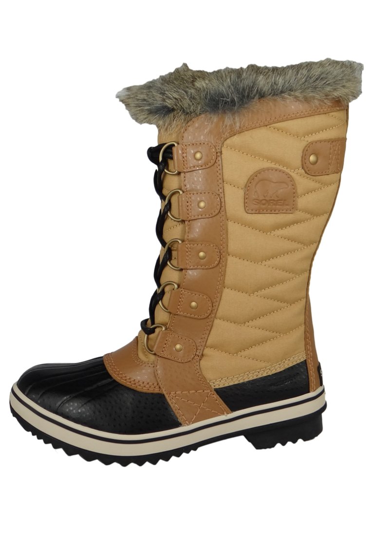 Botas de invierno impermeables con parte superior de quilted en tono marrón, puntera y suela de goma negra, forro de pelo sintético y ojales metálicos con cordones.