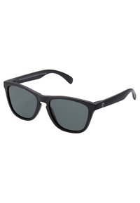 Ochelari de soare negri cu lentile gri închis. Design cu ramă rectangulară și finisaj mat. Include gravuri pe brațe și un logo proeminent pe lateral.