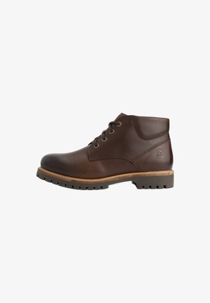 Bruine leren enkelboot met een ronde neus, vetersluiting, zilveren oogjes, robuuste zool en een logo geperst op de hak.