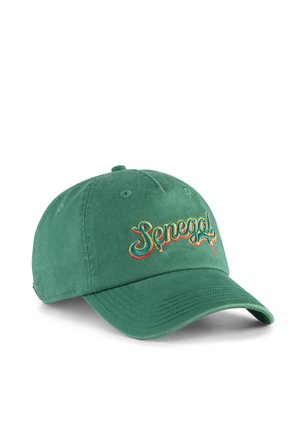 Cappellino da baseball verde con "Senegal" ricamato con filo multicolore sul davanti, con visiera curva e fori di ventilazione cuciti.