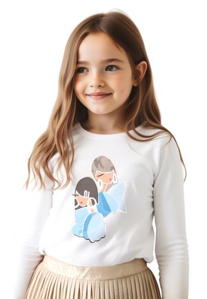 Camicia bianca a maniche lunghe con una grafica di due ragazze in abiti blu. La camicia è abbinata a una gonna plissettata beige.
